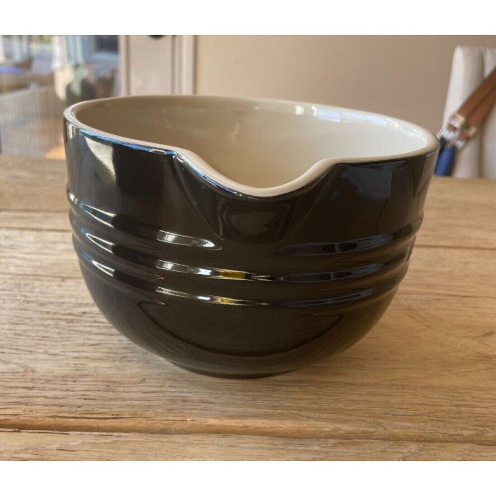 Le Creuset Stoneware Batter Mixing Bowl 2 qt Onyx Black NEW - Picture 4 of 7